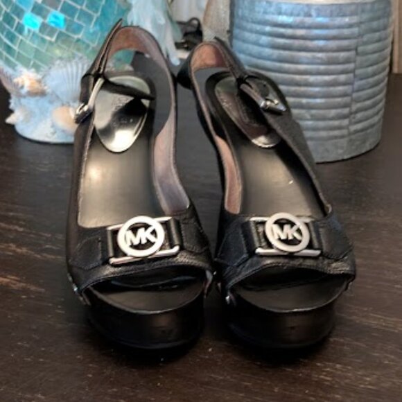 😯LAST CHANCE😯MICHAEL KORS Charm Sling Wedges - Picture 2 of 6